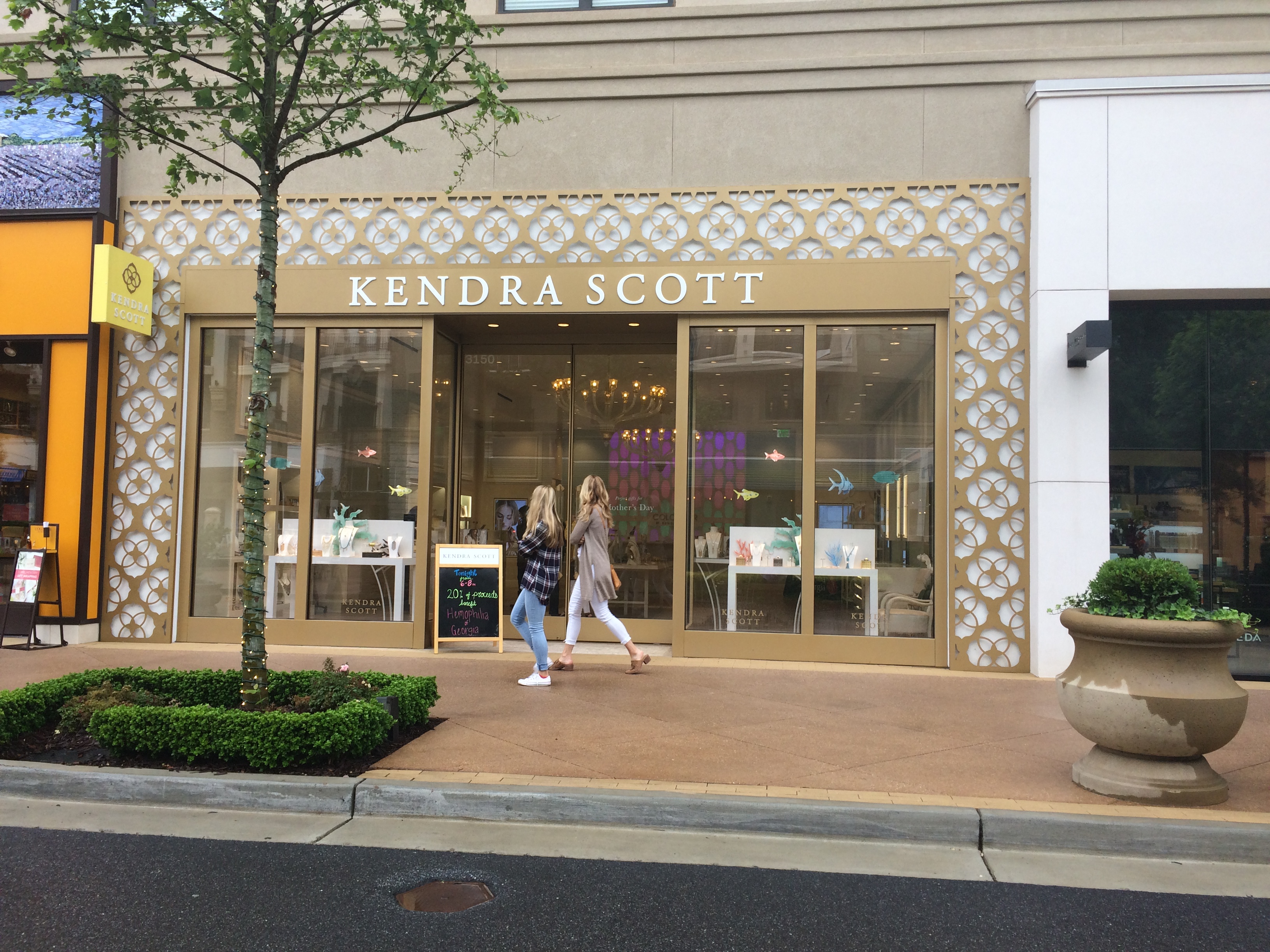 Kendra Scott Gives Back